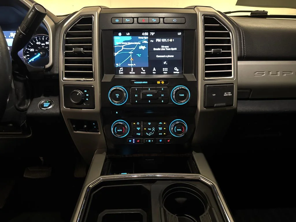 Used 2017  Ford Lariat image 27