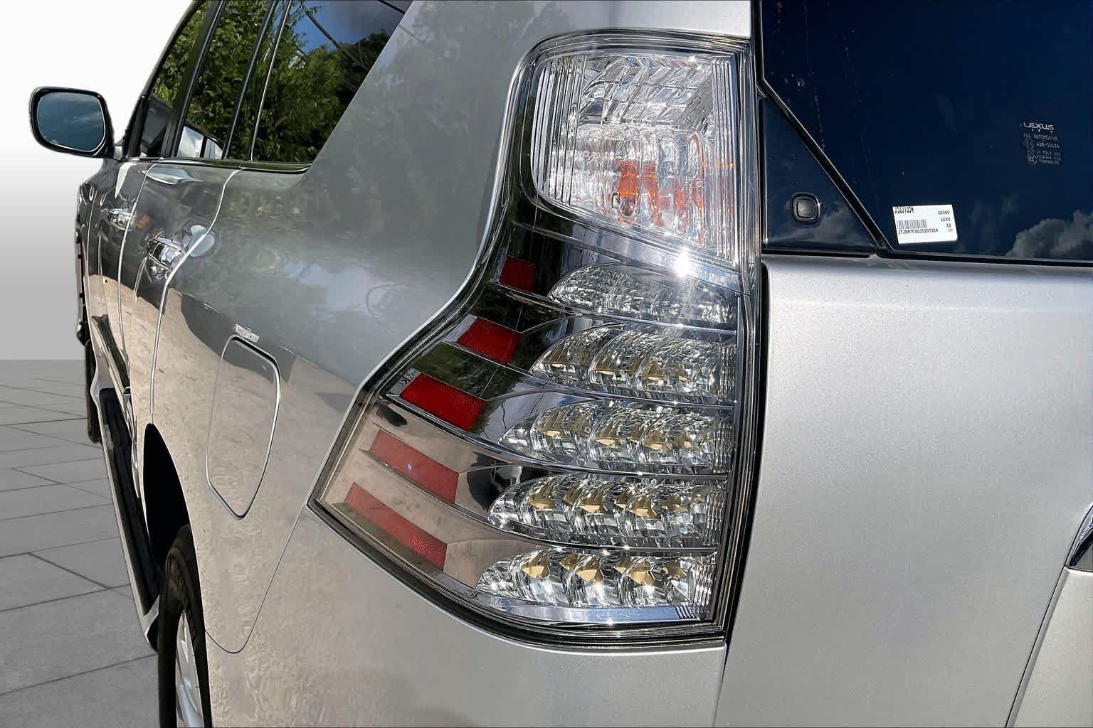 Used 2018 Silver Lining Metallic Lexus Premium image 28