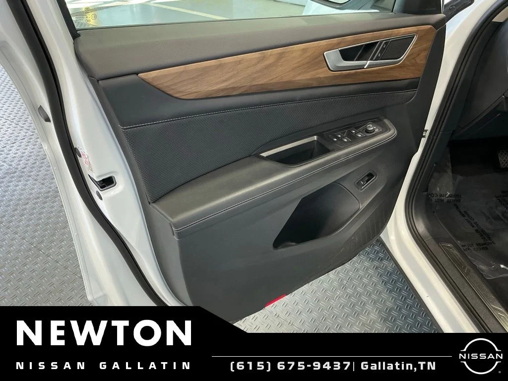 Used 2025 White Volkswagen 2.0T SE w/Technology image 35