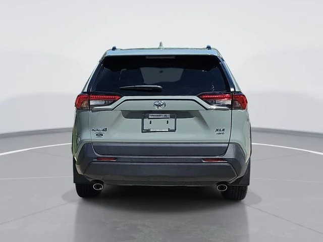 Used 2022 Gray Toyota XLE Premium image 4