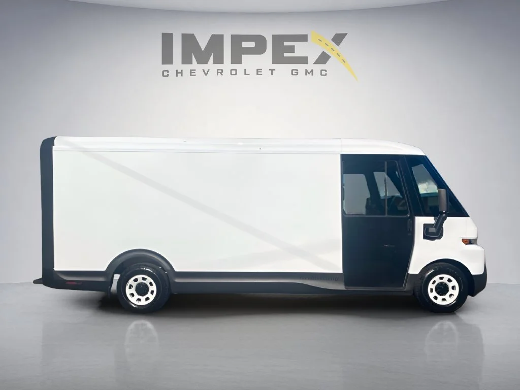 Used 2025 Oyster White Chevrolet EJY image 6