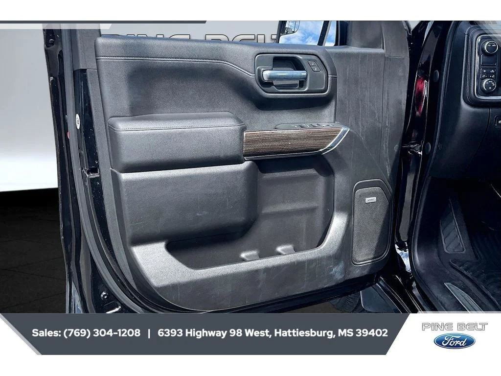 Used 2021 BLACK Chevrolet RST image 18