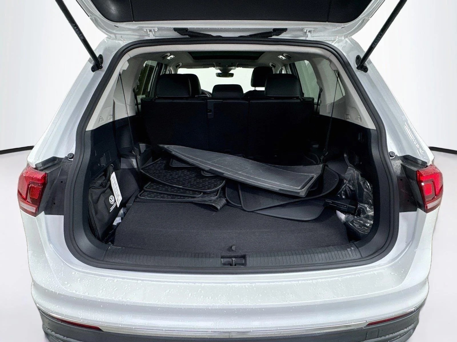 Used 2023 Opal White Pearl Volkswagen SE image 25