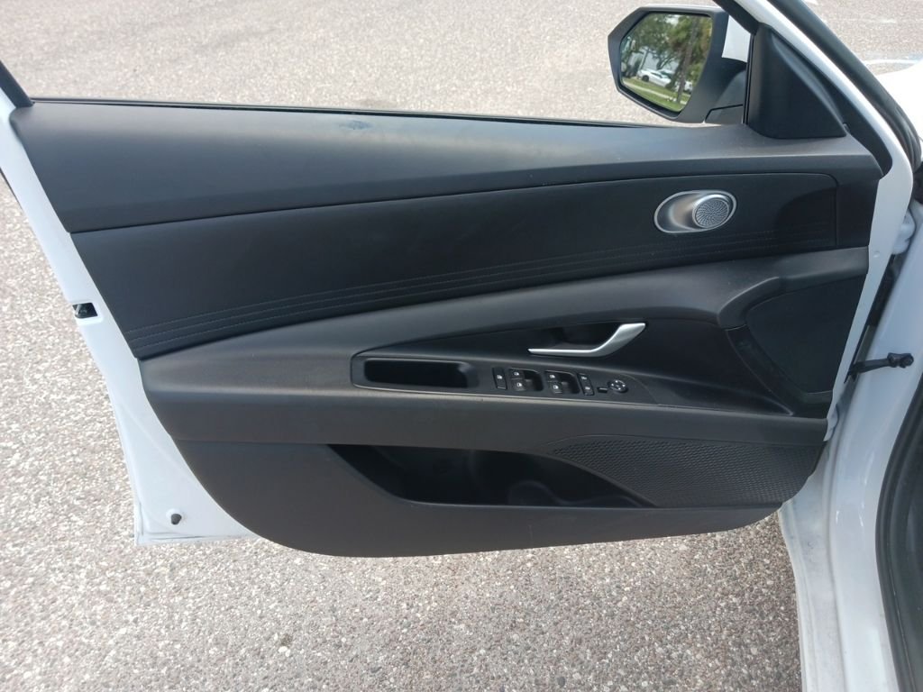 Used 2025 White Hyundai SE image 11