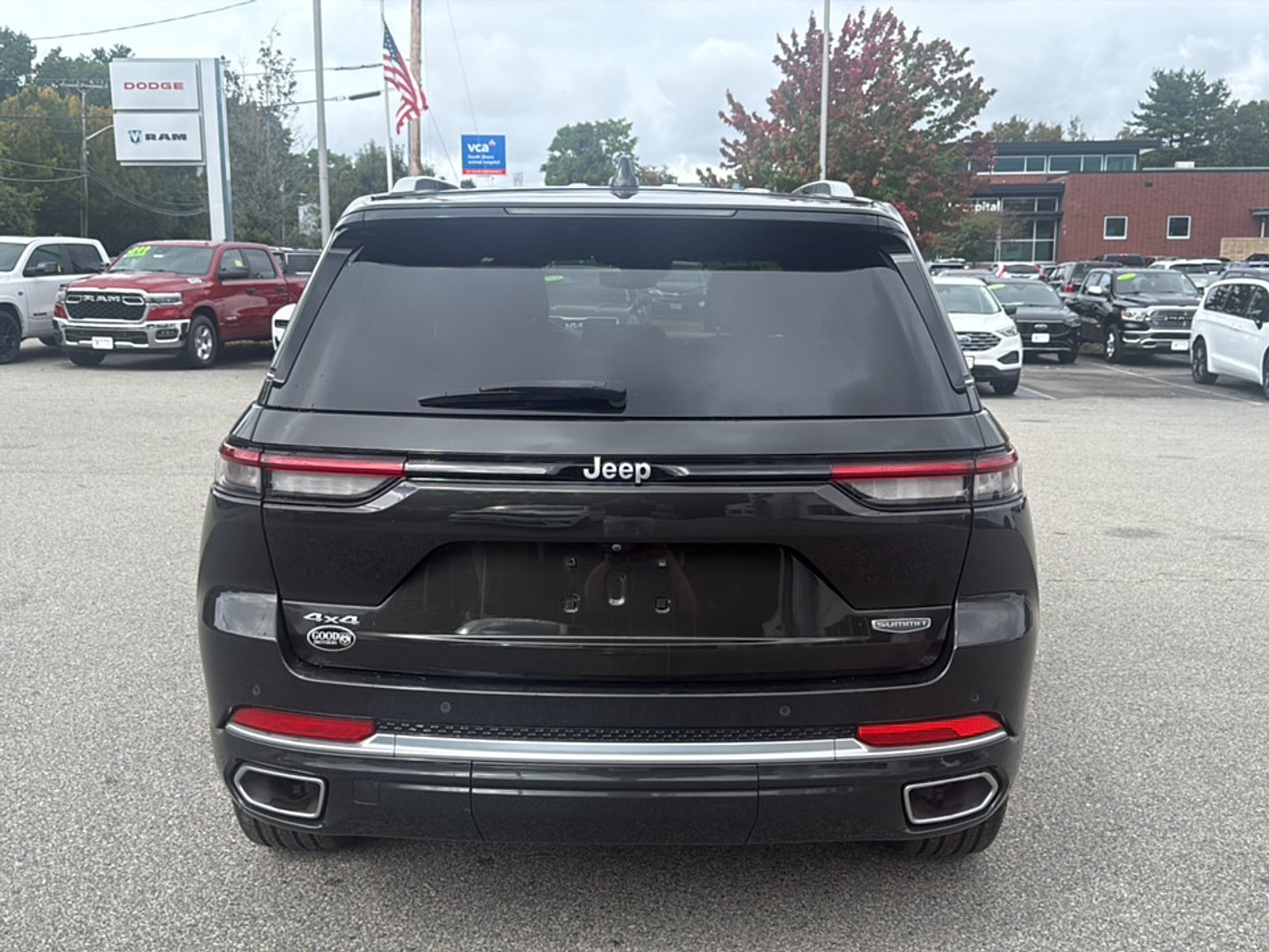 Used 2023 Rocky Mountain Pearlcoat Jeep Summit 4x4 image 6