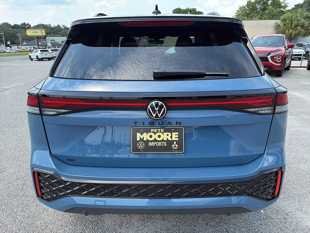 New 2026 Monterey Blue w/ Deep Black Roof Volkswagen SE R-Line Black FWD image 7