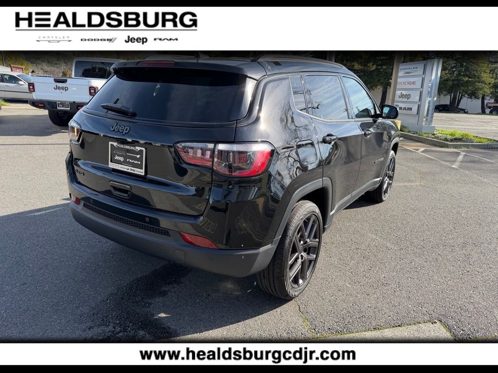 New 2026 Diamond Black Crystal Pearlcoat Jeep Limited image 5