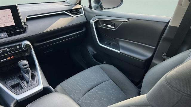 2025 Toyota RAV4 XLE - Photo 13