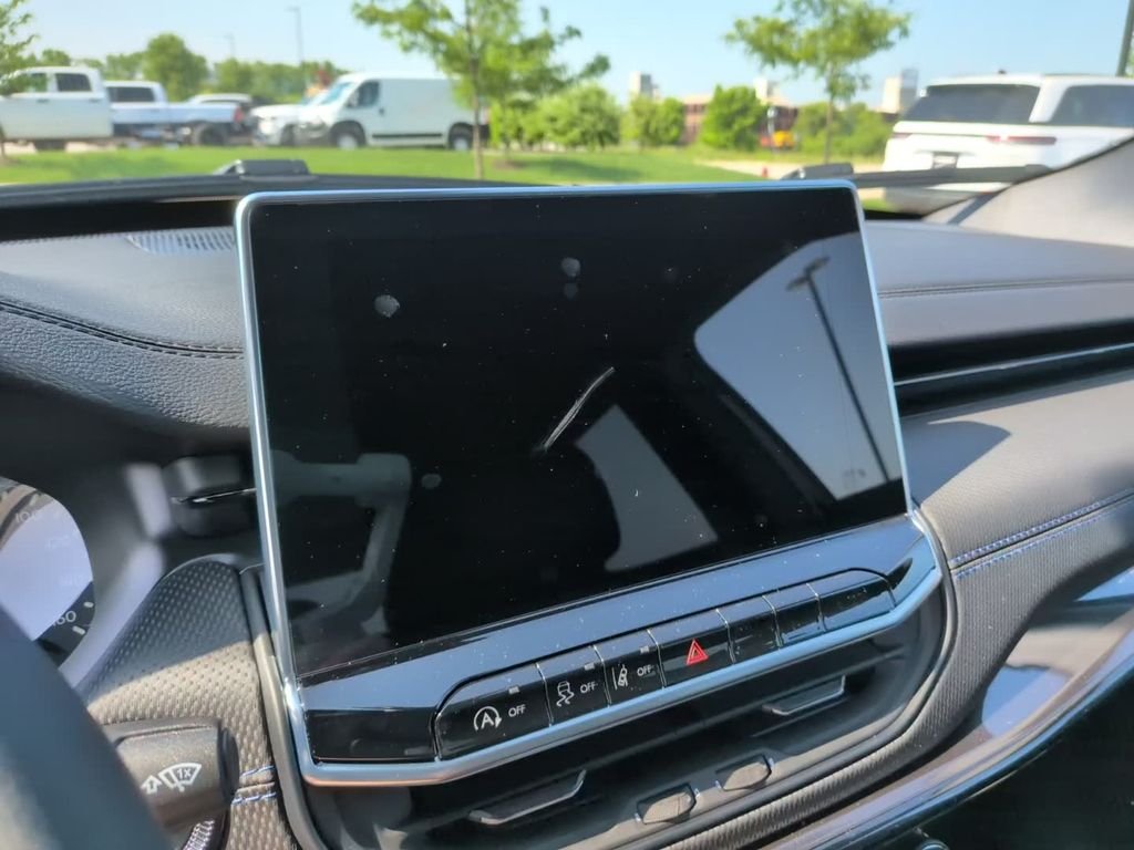 New 2026 Diamond Black Crystal Pearlcoat Jeep Latitude image 24