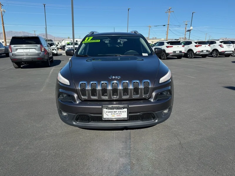 Used 2017 Granite Crystal M Jeep Latitude image 8