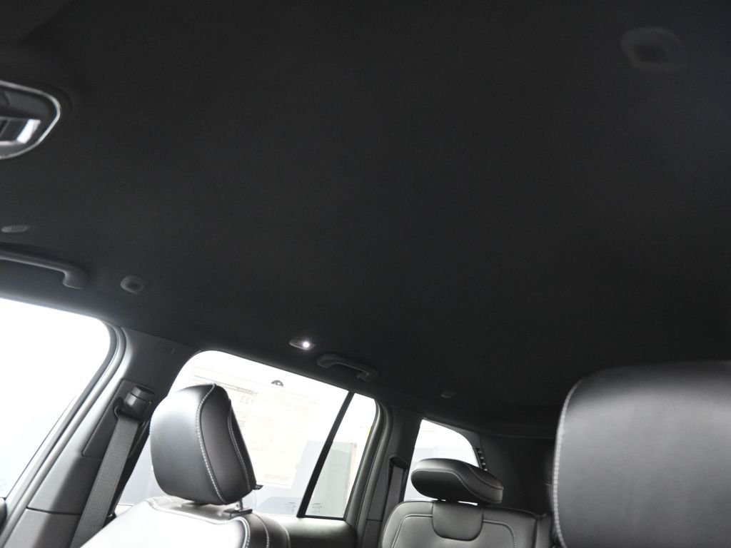 New 2026 Diamond Black Crystal Pearl-Coat Exterior Paint Jeep Limited image 23