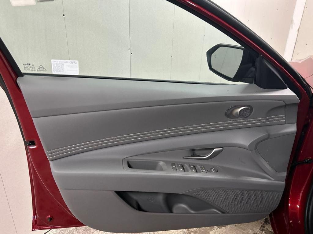 2025 Hyundai Elantra SEL - Photo 11