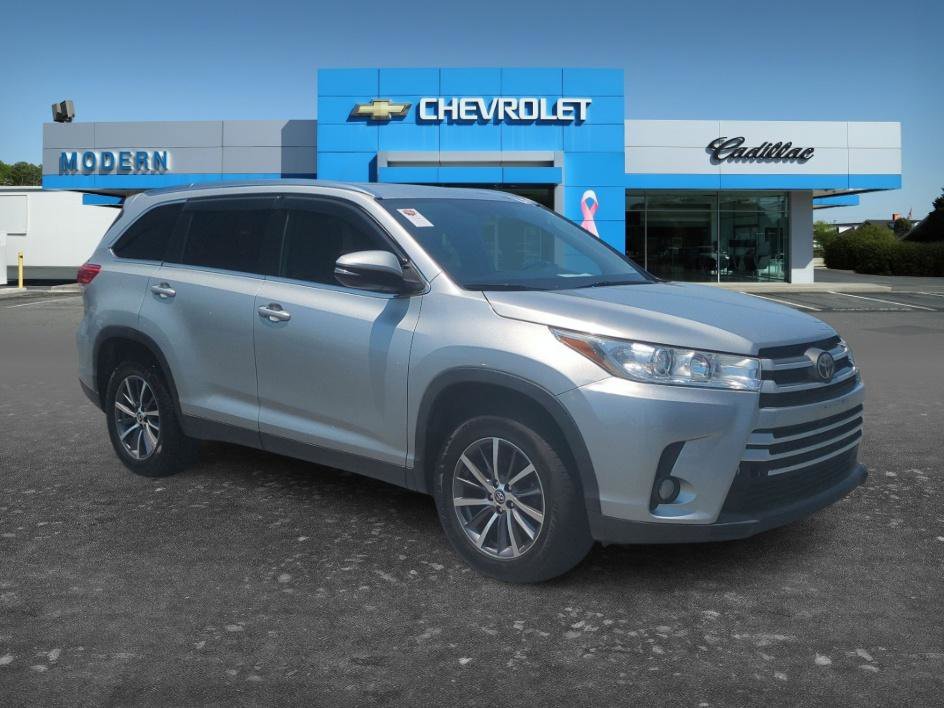 Used 2019 CELESTIAL SILVER METALLIC Toyota SE image 7