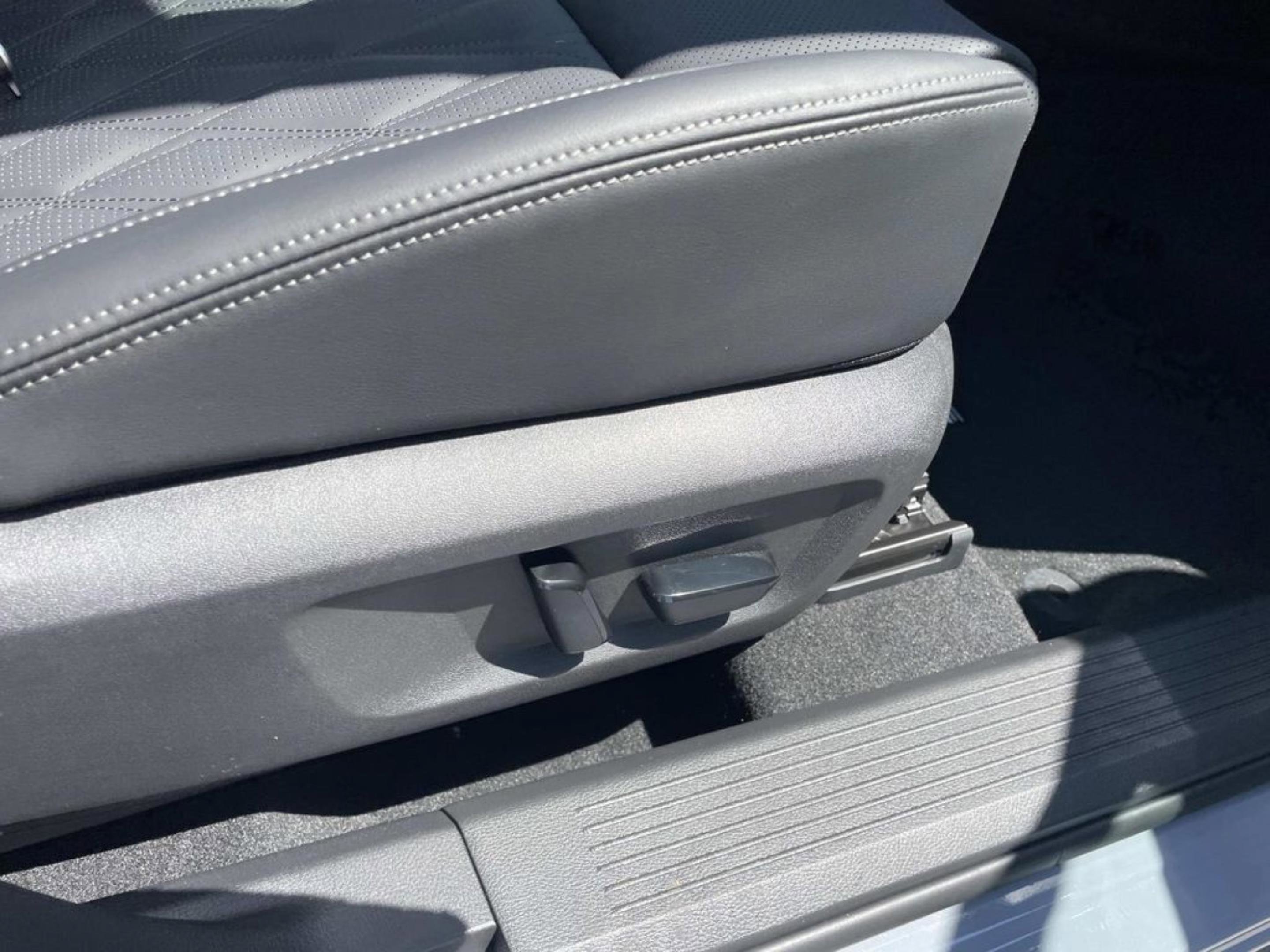 New 2026 Boulder Gray Pearl / Super Black Two-tone Nissan Platinum image 18