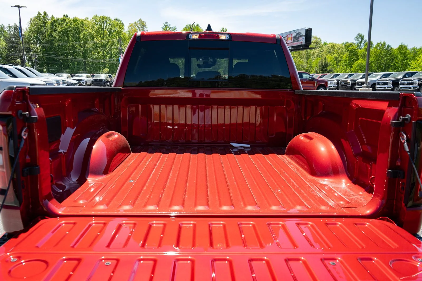 New 2026 Molten Red Pearl-Coat Exterior Paint RAM Big Horn/Lone Star image 9