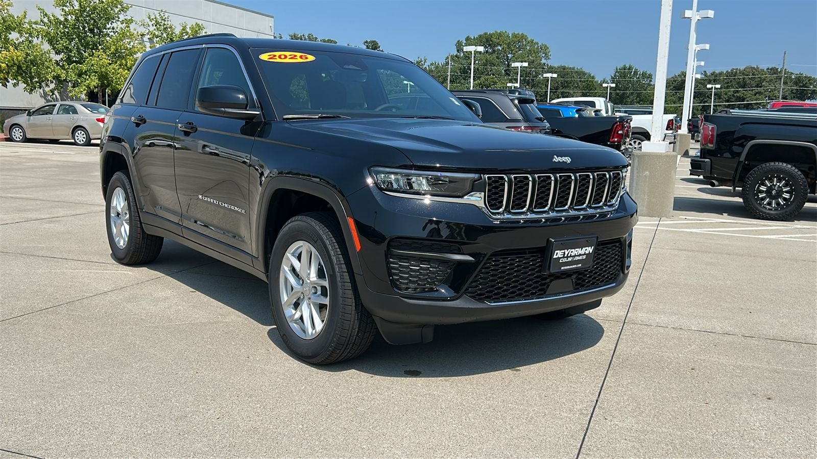 New 2026 Diamond Black Crystal Pearl-Coat Exterior Paint Jeep Laredo image 2