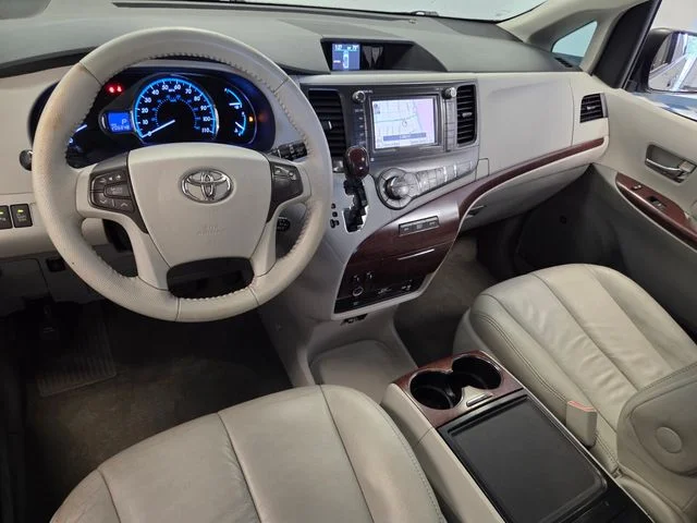 Used 2013 Silver Toyota XLE image 12