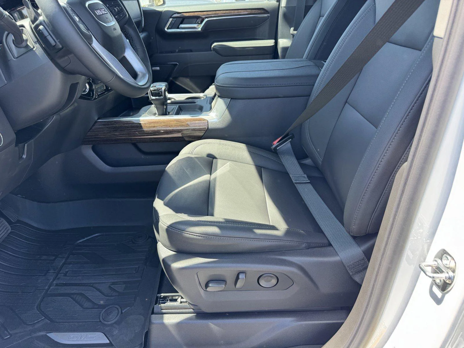 New 2026 Summit White GMC Elevation image 15
