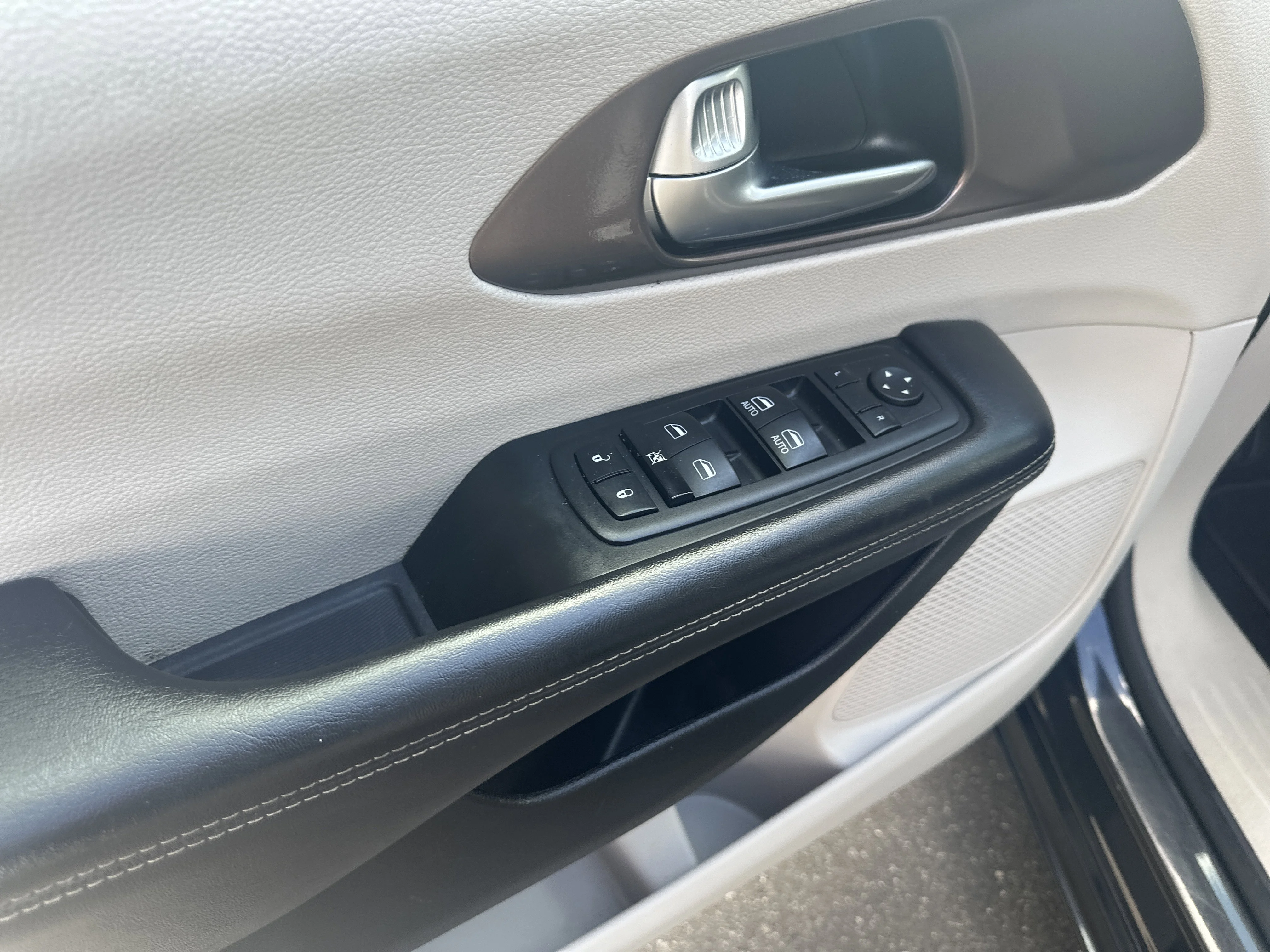 2023 Chrysler Voyager LX - Photo 9