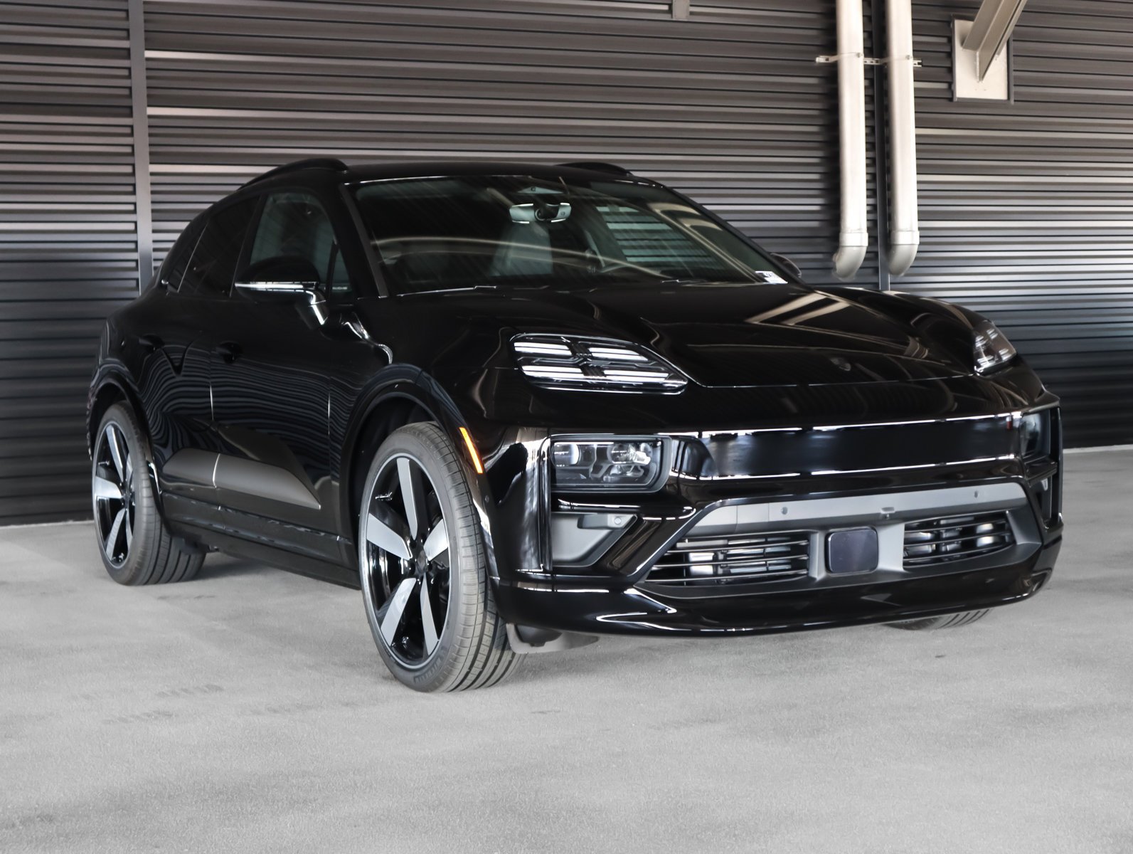 2025 Porsche Macan Turbo Electric - Photo 8