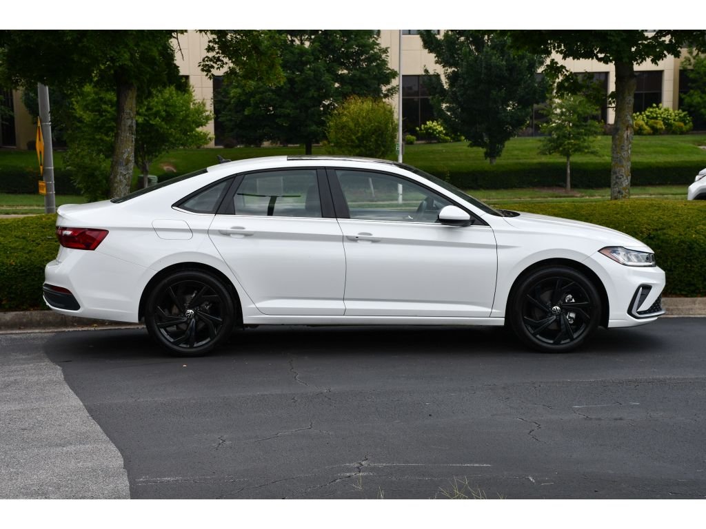 Used 2025 Opal White Pearl Volkswagen SE image 3