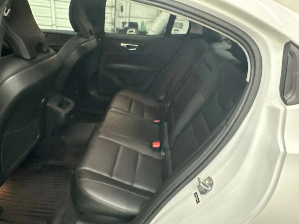 Used 2019 White Volvo T5 Momentum image 23