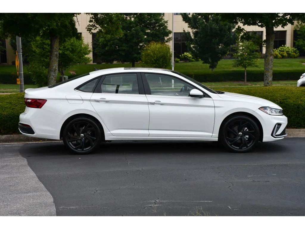 Used 2025 Opal White Pearl Volkswagen SE image 3