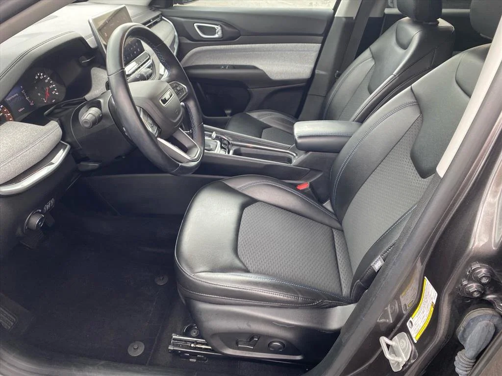 Used 2022 Granite Crystal Metallic Clearcoat Jeep Latitude image 9