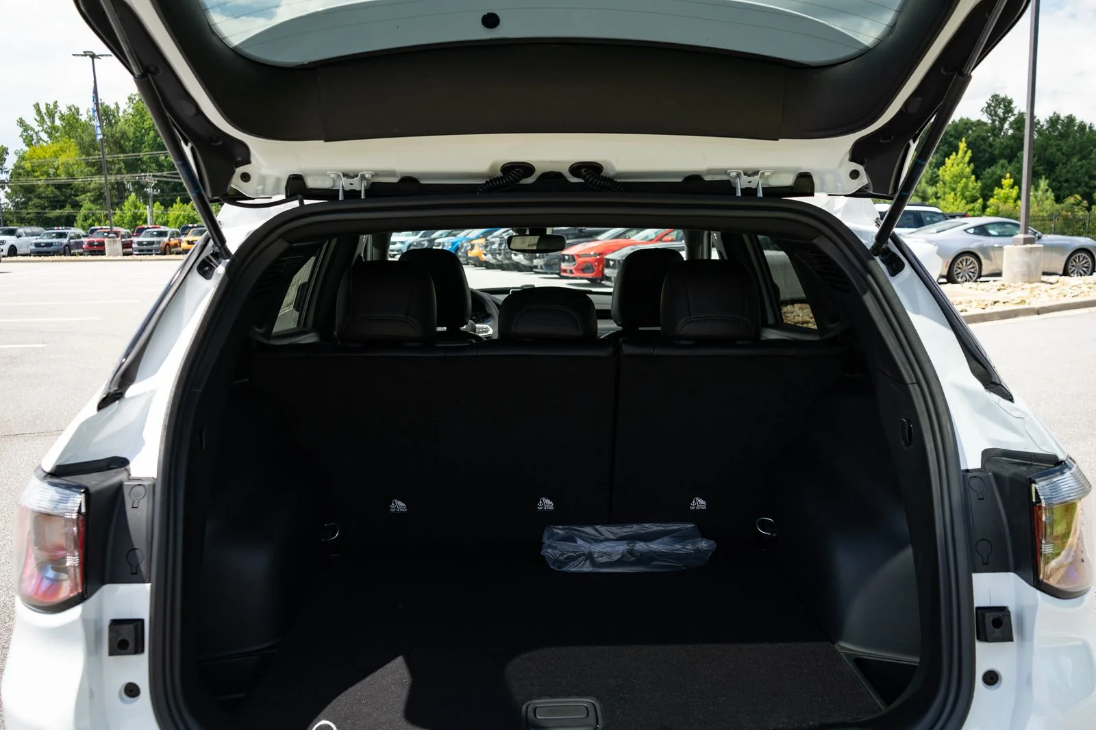 New 2026 Bright White Clearcoat Jeep Latitude image 9