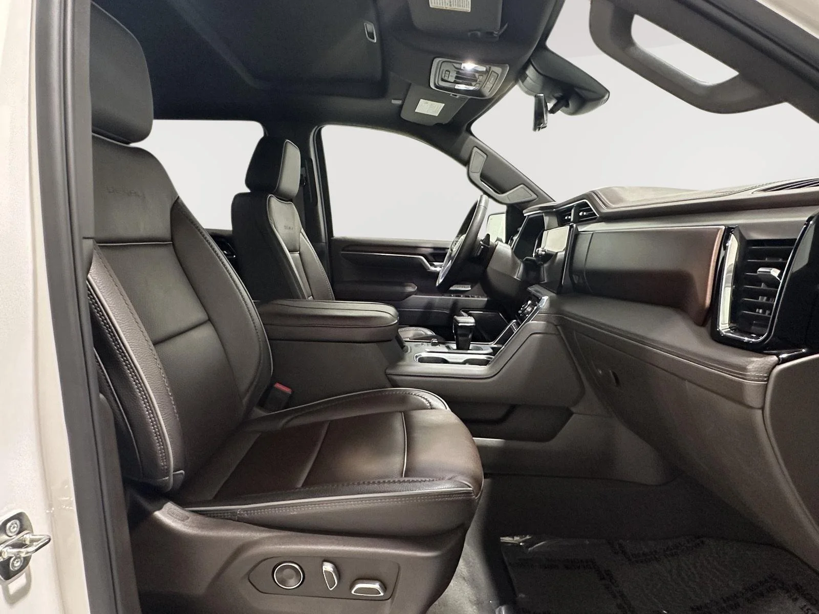 Used 2024 White Frost Tricoat GMC Denali image 27