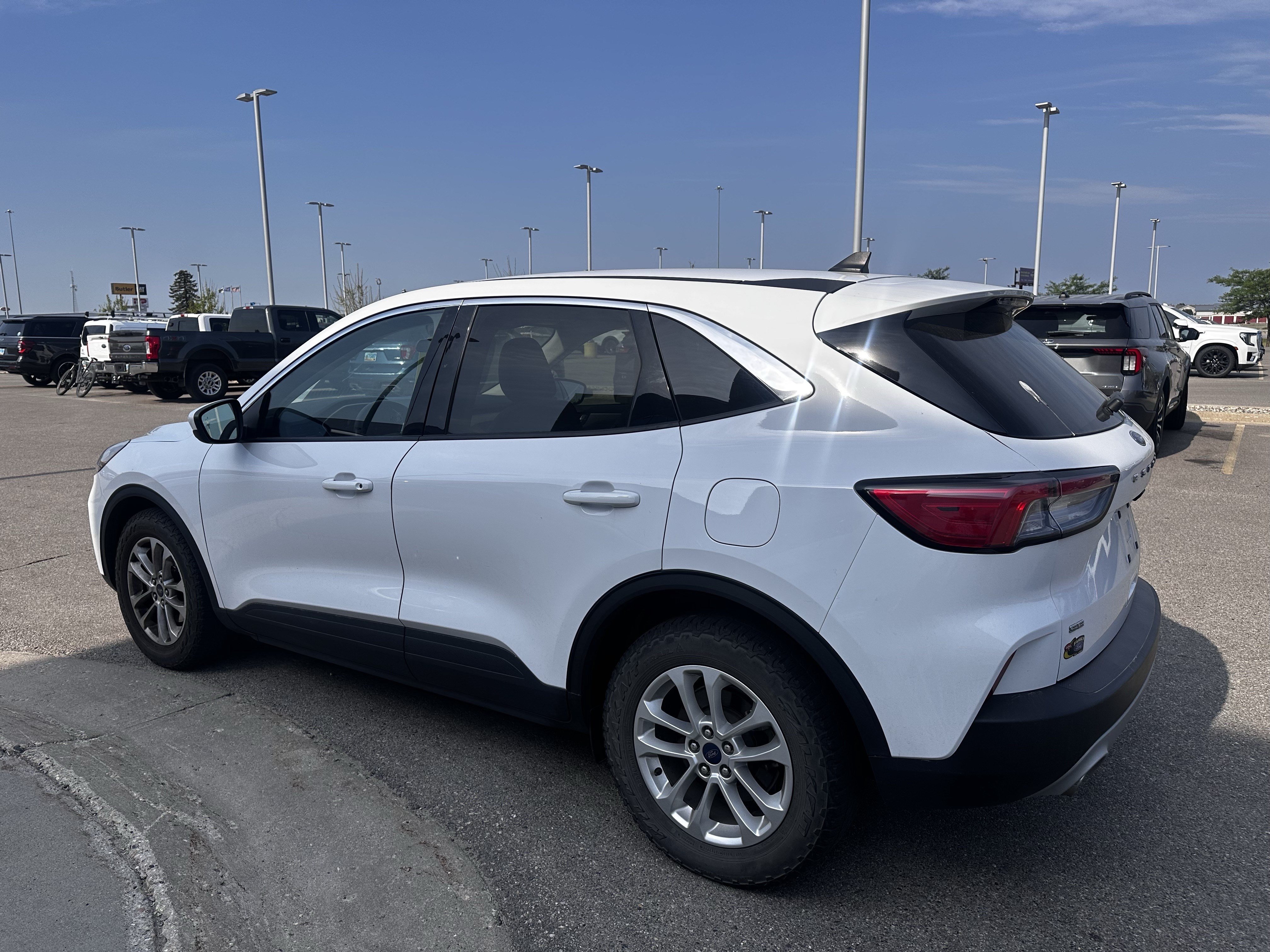 Used 2021 Oxford White Ford SE image 3