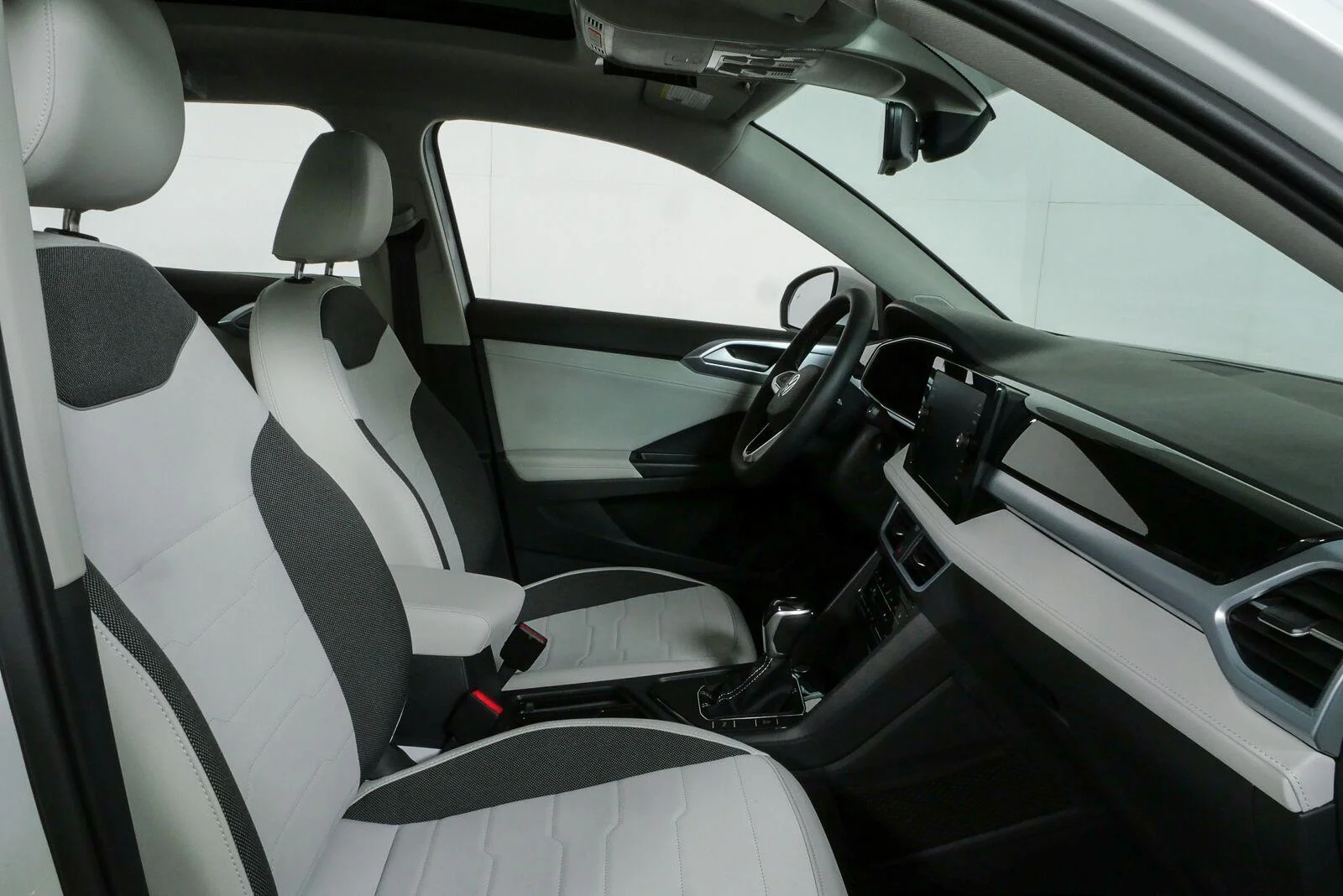New 2026 Pure White Volkswagen SE image 23
