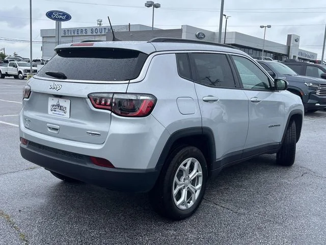 Used 2024 Silver Zynith Jeep Latitude image 3
