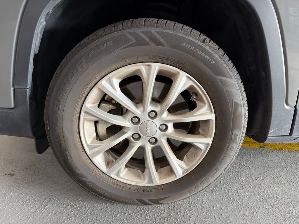 Used 2022 Gray Clearcoat Jeep Latitude Lux image 5