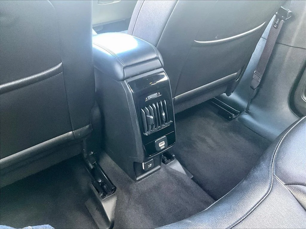 Used 2024 White Jeep Latitude image 10