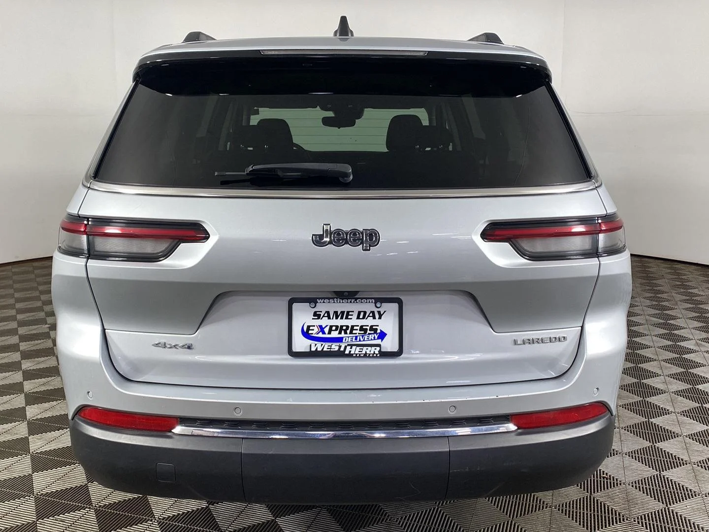 Used 2023 Silver Zynith Jeep Laredo image 6
