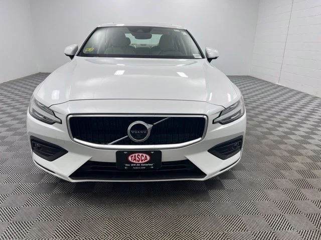 Used 2021 White Volvo T5 Momentum image 3