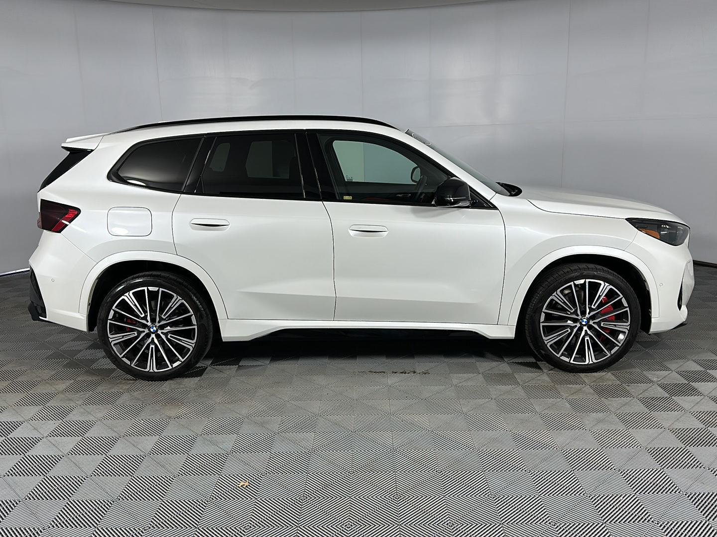 Used 2024 Mineral White Metallic BMW M35i image 28