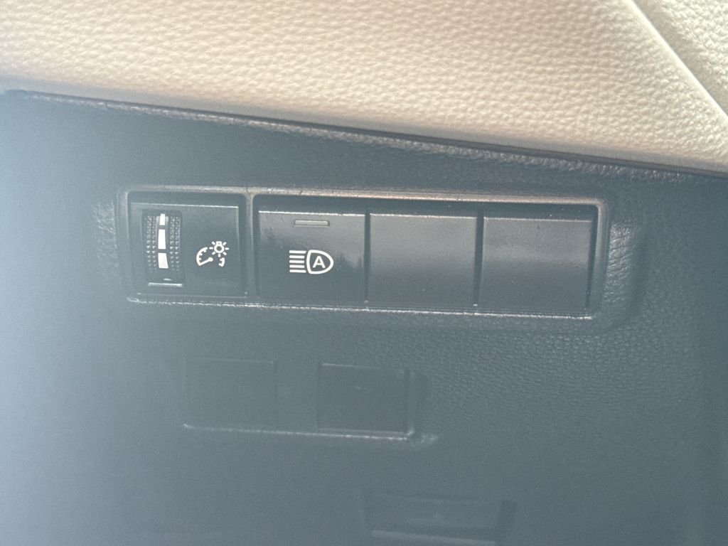 Used 2023 Off-white Toyota LE image 34
