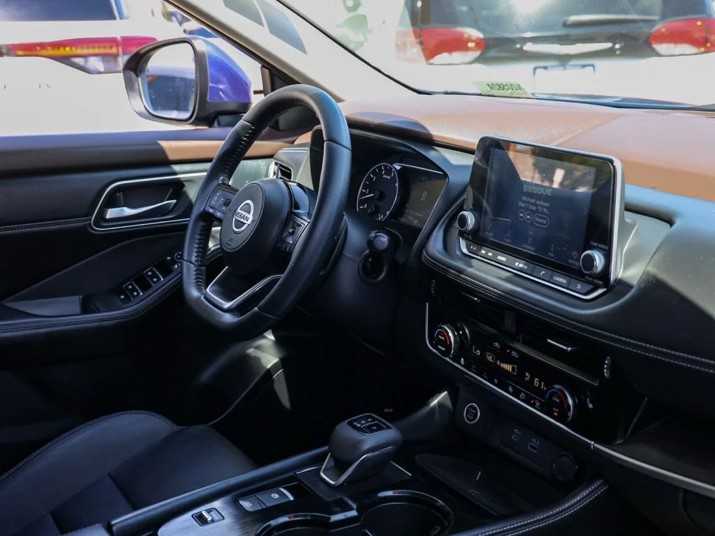 Used 2021 Blue Nissan SL image 17