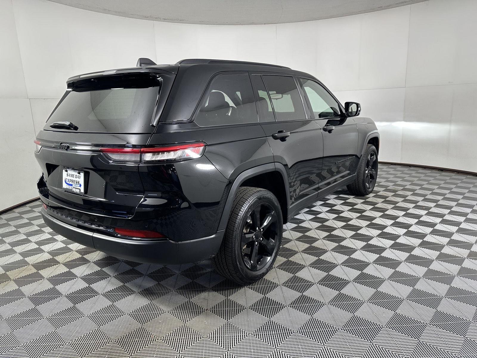 Used 2023 Diamond Black Crystal Pearlcoat Jeep Altitude image 26