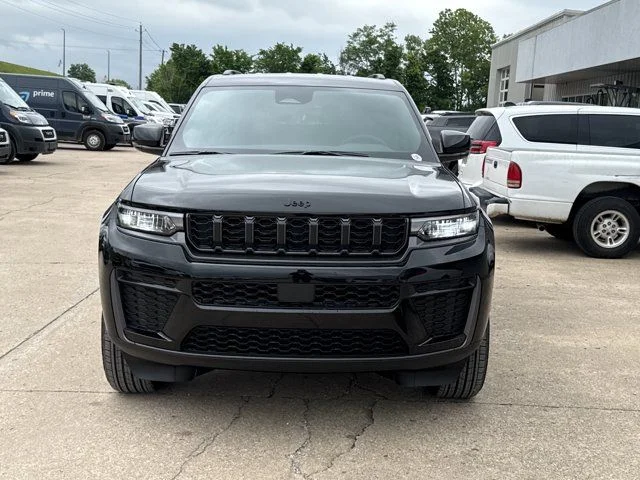 New 2026 Diamond Black Crystal Pearlcoat Jeep Altitude image 12