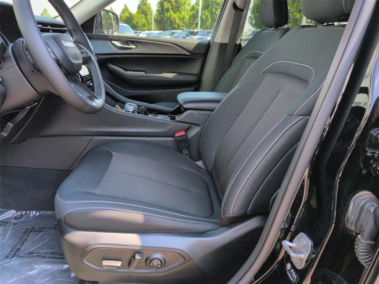 Used 2023 Diamond Black Crystal Pearlcoat Jeep Laredo image 18
