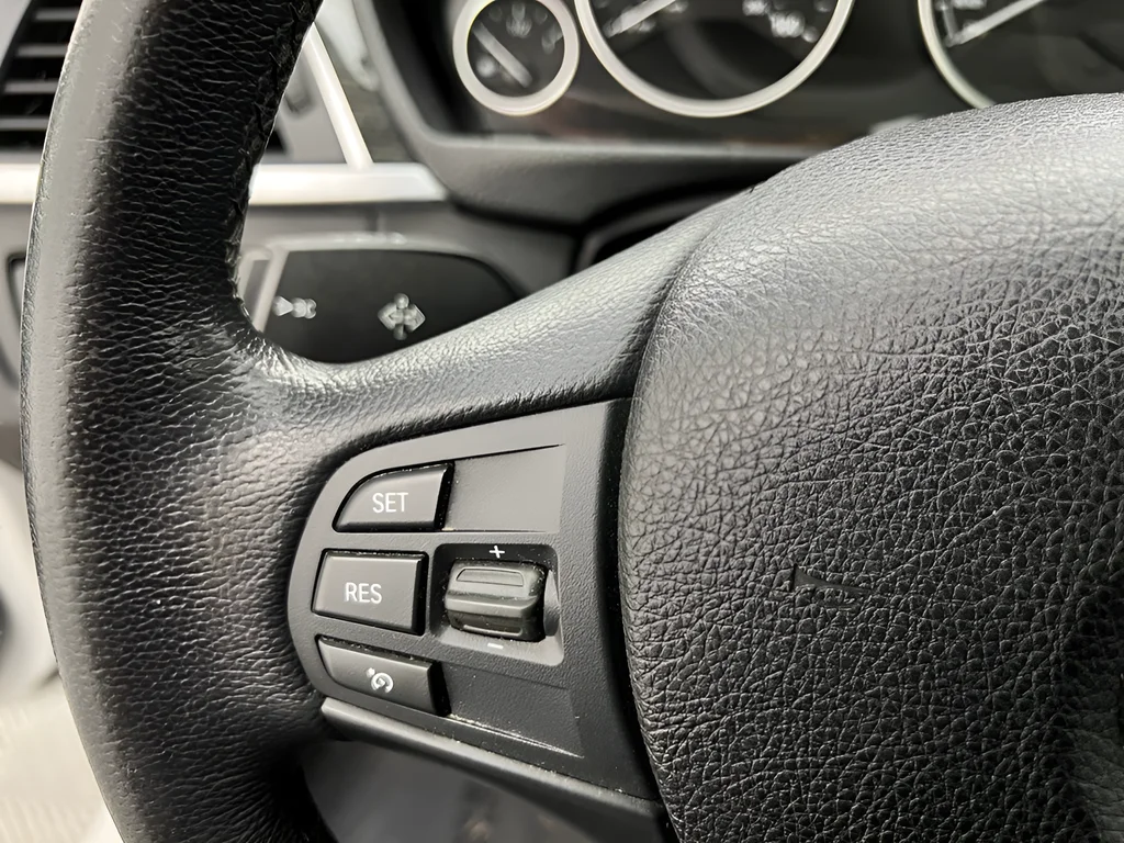 Used 2018 White Metallic BMW 320i xDrive image 26