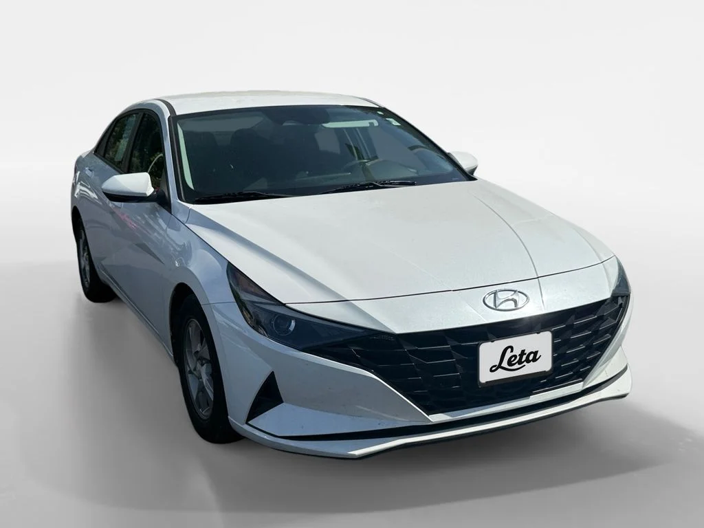Used 2021 Quartz White Hyundai SE image 3