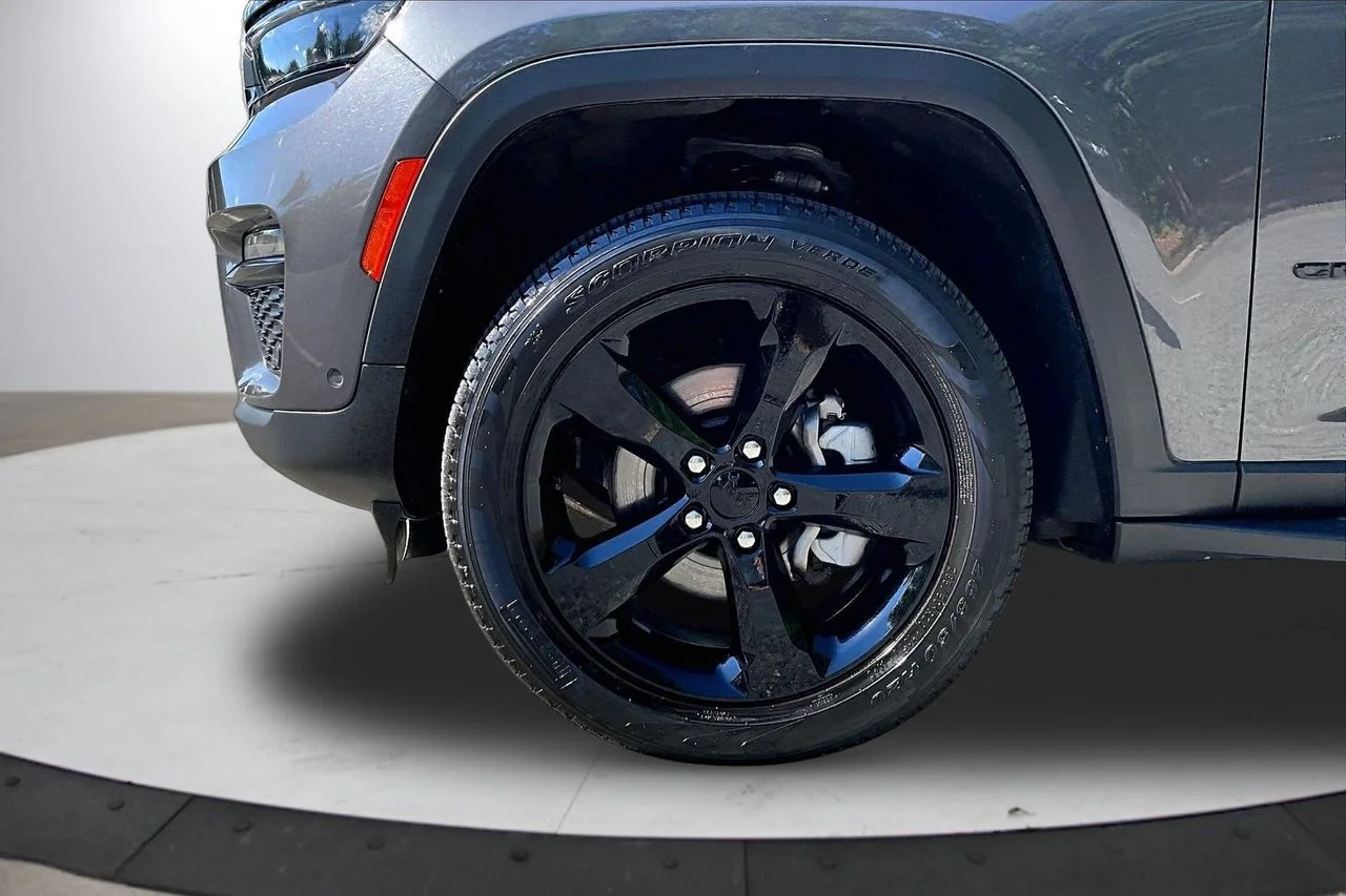 Used 2023 Gray Jeep Limited image 33