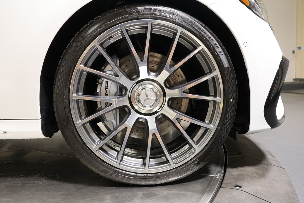 New 2027 MANUFAKTUR Moonlight White Magno Mercedes-Benz E 53 AMG® image 14