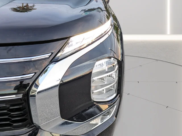 Used 2025 Black Mitsubishi SE image 7