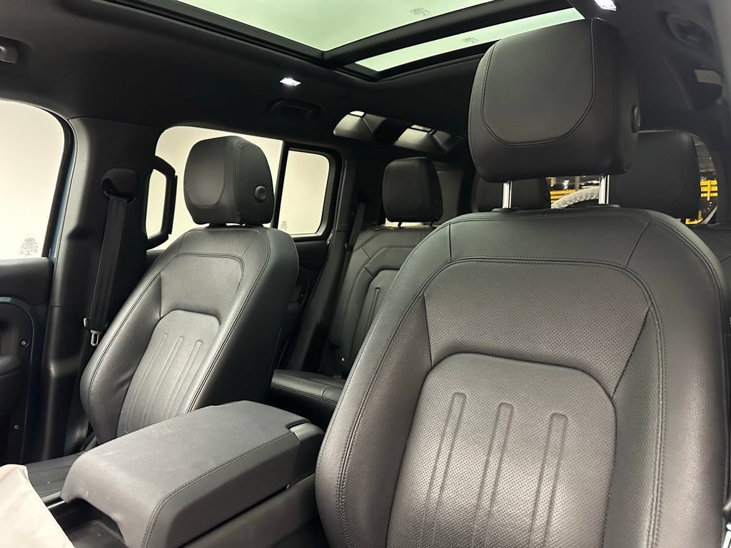 Used 2022 Tasman Blue Metallic Land Rover S image 7
