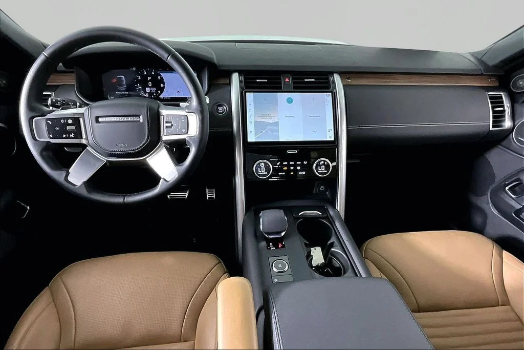 Used 2024 Black Land Rover Dynamic SE image 7